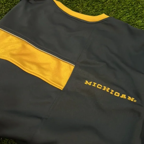 Men’s Nike Basketball Shooting Shirt - Michigan. - Picture 7 of 7